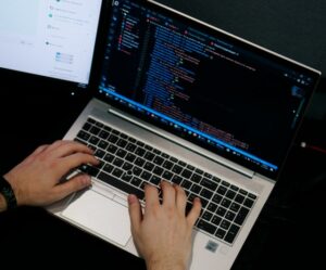 Read more about the article ആർട്ടിഫിഷ്യൽ ഇന്റലിജൻസും സോഫ്റ്റ്വെയർ വികസനത്തിന്റെ ഭാവിയും: മെഷീൻ ലേണിംഗ് വികസനത്തെ എങ്ങനെ പരിവർത്തനം ചെയ്യുന്നു