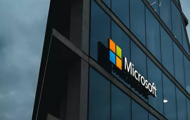 You are currently viewing ആർട്ടിഫിഷ്യൽ ഇന്റലിജൻസിൽ മൈക്രോസോഫ്റ്റിന്റെ ഓൾ-ഇൻ പന്തയം: ഒരു വലിയ കുതിച്ചുചാട്ടം, പക്ഷേ അജ്ഞാത പ്രദേശം കാത്തിരിക്കുന്നു